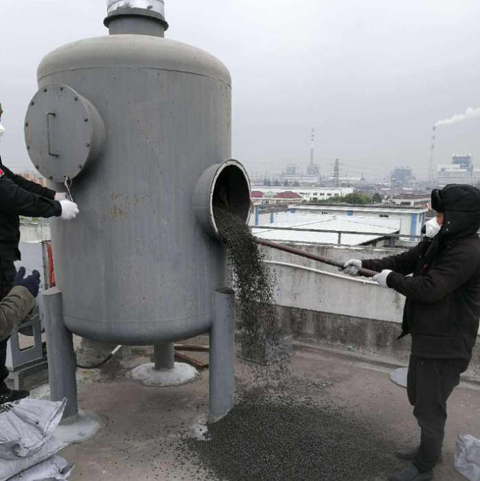 顆?；钚蕴扛鼡Q現(xiàn)場(chǎng)